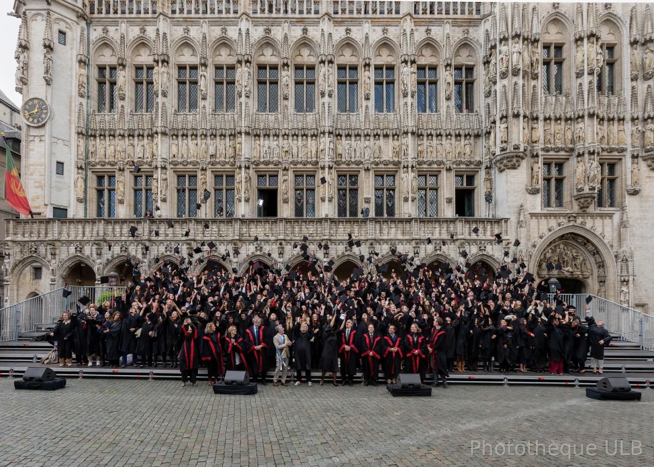 Les diplômé·es de l’ULB lancent leurs coiffes sur la Grand-Place de Bruxelles