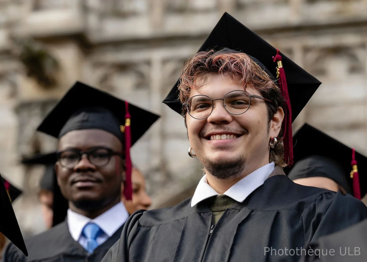 Lucas lors de la remise des diplômes sur la Grand-Place de Bruxelles